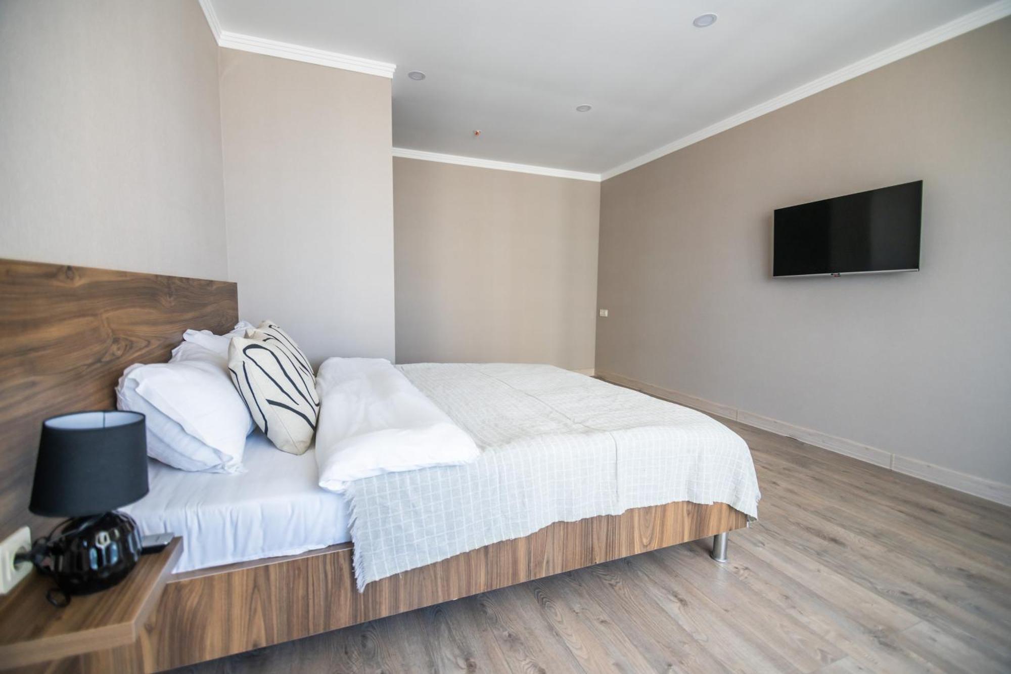 Green Side Apart Hotel Batumi Bagian luar foto