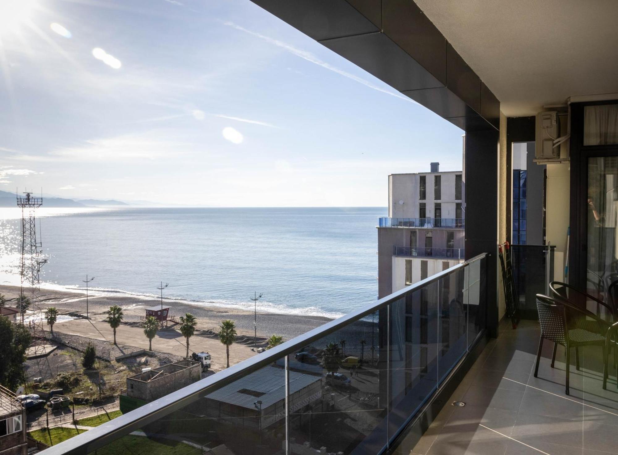 Green Side Apart Hotel Batumi Bagian luar foto