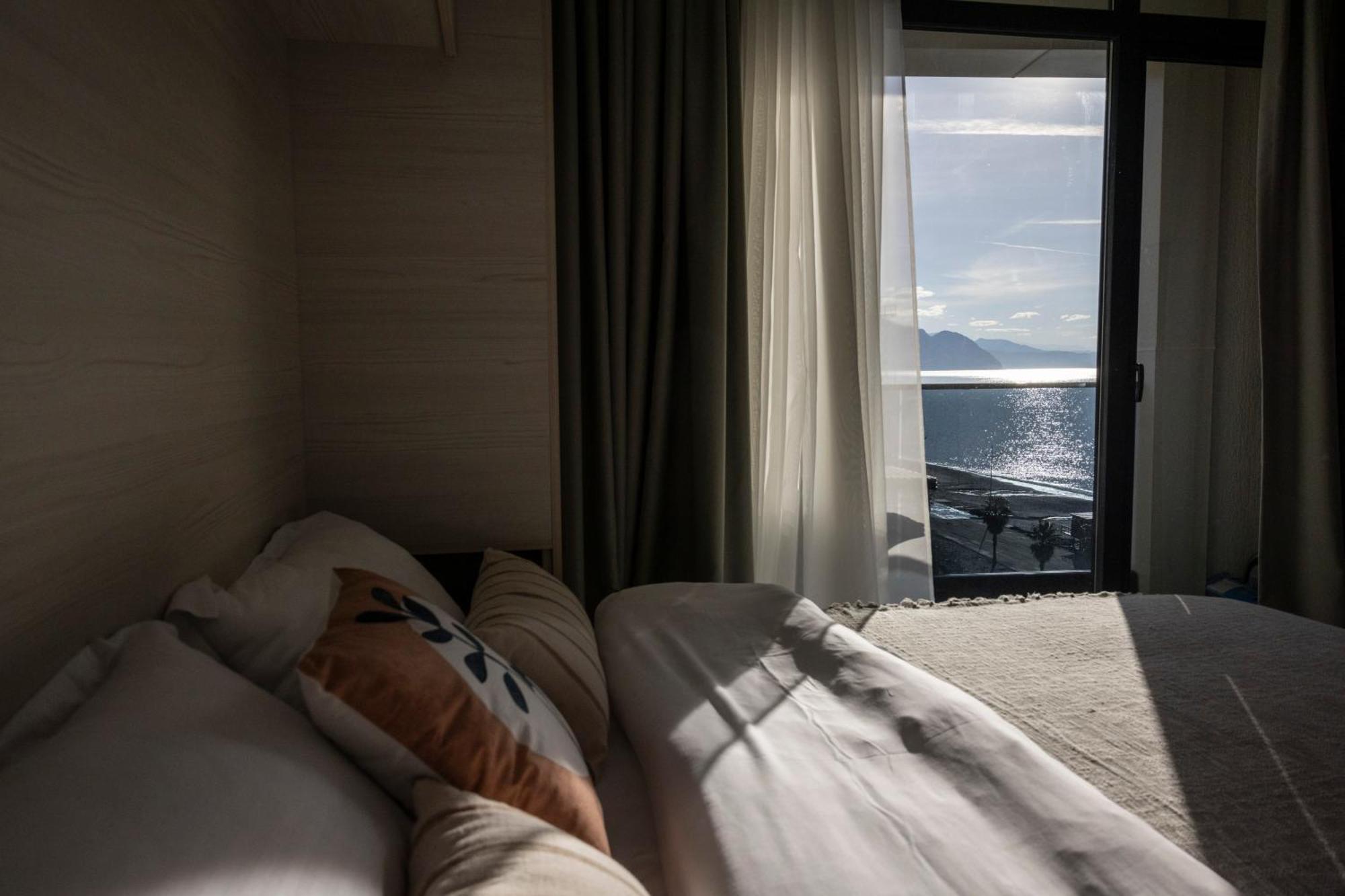 Green Side Apart Hotel Batumi Bagian luar foto