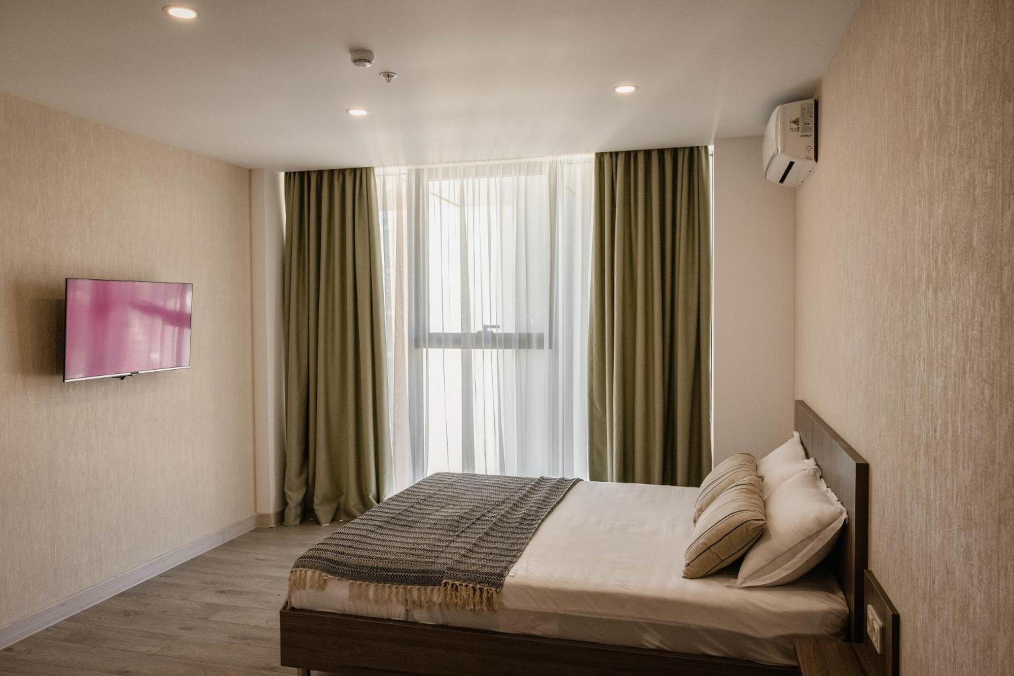 Green Side Apart Hotel Batumi Bagian luar foto